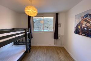 1 dormitorio con litera y ventana en 06BD - Nice 6-person apartment facing the slopes en Péone