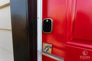 un cierre de una puerta roja con mando a distancia en Chic Chico Apartment Nearby The Park, Downtown,and Hospital, en Chico