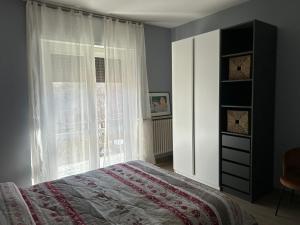 - une chambre avec un lit et une fenêtre dans l'établissement MiLu's house - CIR 0092 -, à Sarre