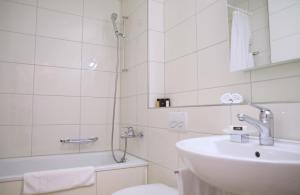 e bagno con lavandino, servizi igienici e doccia. di CITY STAY - Forchstrasse a Zurigo