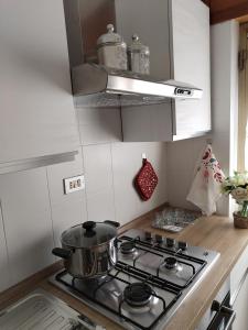 a kitchen with a stove with a pot on it at Buen Retiro - Bellona in Bellona