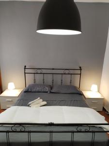 a bedroom with a bed with a black headboard and a light at Buen Retiro - Bellona in Bellona