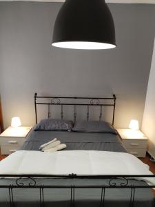 een slaapkamer met een bed met een zwart hoofdeinde en een licht bij Buen Retiro - Bellona in Bellona
