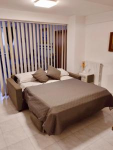 uma cama grande num quarto com em LA CASA IN COLLINA em Veroli
