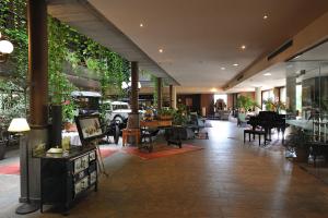 a lobby with a lot of plants and furniture at Ramón Park-Hotel in Santpedor