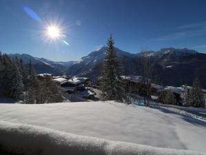 a snow covered mountain with the sun in the sky at Appartement Montvalezan-La Rosière, 2 pièces, 5 personnes - FR-1-398-651 in Montvalezan