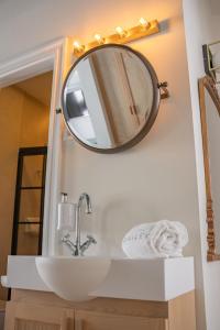 umywalkę w łazience z lustrem na ścianie w obiekcie The Honest Hotel w Sewilli