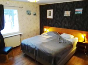 Un pat sau paturi într-o cameră la Havsnära villa