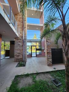 a house with a courtyard with a palm tree at Real .Departamento in Luján