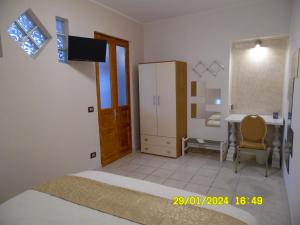Schlafzimmer mit einem Bett, einem Schreibtisch und einem Tisch in der Unterkunft La Casa di Giuditta - B&B Casa Vacanze - Ramacca in Ramacca
