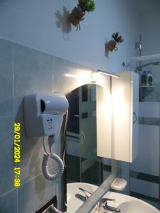 ein Badezimmer mit einem Haartrockner und einem Waschbecken in der Unterkunft La Casa di Giuditta - B&B Casa Vacanze - Ramacca in Ramacca
