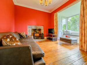 sala de estar con paredes rojas y sofá en 3 bed property in Cunsey Lake District 88769, en Far Sawrey