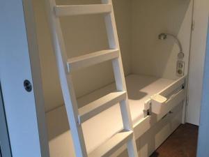 LʼHuez的住宿－Appartement Huez, 1 pièce, 4 personnes - FR-1-405-228，浴室内带白色架子的衣柜