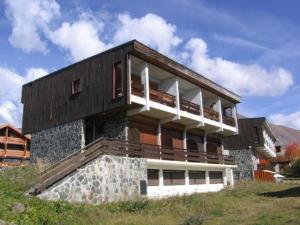 a house on top of a hill at Appartement Huez, 1 pièce, 4 personnes - FR-1-405-228 in LʼHuez