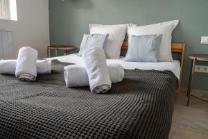 1 dormitorio con 1 cama con toallas en Les 3 Monts - vue panoramique sur les montagnes en Annecy