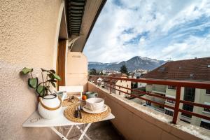 - Balcón con mesa y café en Les 3 Monts - vue panoramique sur les montagnes, en Annecy