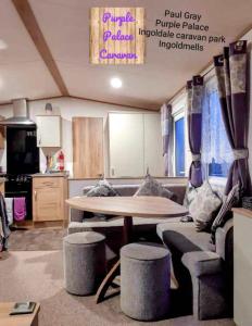 uma sala de estar com mesa e cadeiras e uma cozinha em Inviting beautiful 3-Bed Caravan in Ingoldmells em Ingoldmells
