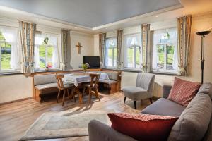a living room with a couch and a table at Pension und Ferienwohnung Schütte in Schmallenberg