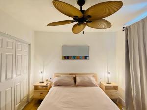 เตียงในห้องที่ Newly renovated and cozy home in the Florida Keys