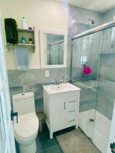 Vonios kambarys apgyvendinimo įstaigoje Newly renovated and cozy home in the Florida Keys