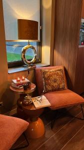 Pokój z krzesłem, stołem i lustrem w obiekcie Parc La Dune Marrakesh Lodge w mieście Warmenhuizen