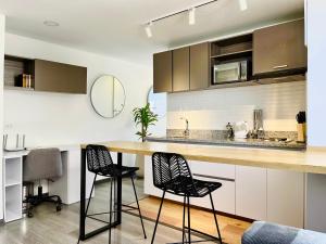 A kitchen or kitchenette at Spectacular Loft In Luxury Building