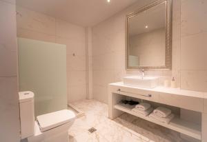 A bathroom at Bellevue Villas with private pool