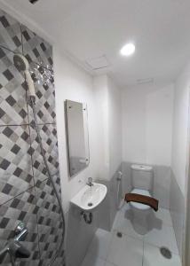 ein Bad mit einem WC und einem Waschbecken in der Unterkunft Hariss Inn Bandara in Teko