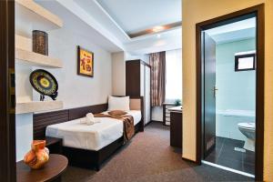 Postel nebo postele na pokoji v ubytování Hotel Razvan + 37 fotografií