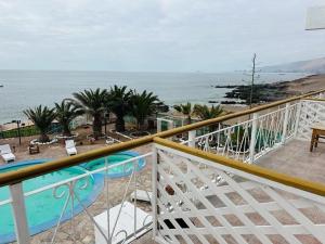 a balcony with a view of the ocean at Hotel Josefina in Alto Hospicio