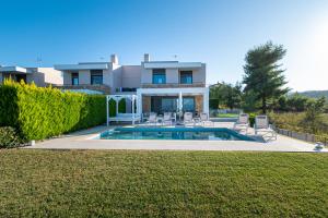 Bazén v ubytovaní Bellevue Villas with private pool alebo v jeho blízkosti