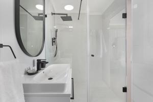 Et badeværelse på Coral Island 204 by Host Agents + 24 billeder