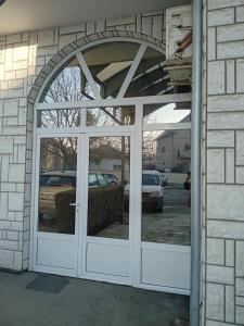 una entrada a un garaje con una puerta blanca en Apartman M Batajnica, en Batajnica