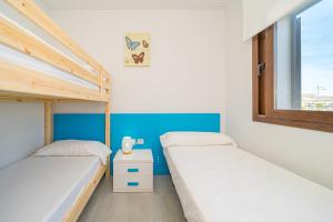 two beds in a small room with a window at Casa Musica in San Juan de los Terreros +34 photos