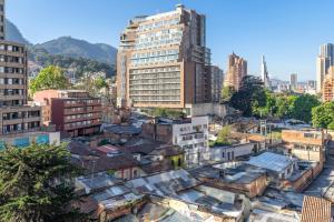uma vista superior de uma cidade com edifícios altos em Spectacular Loft In Luxury Building em Bogotá