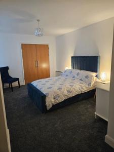 - une chambre avec un lit, un bureau et une chaise dans l'établissement Luxury 2x Bedroom (3x Beds - Sleeps 5) & 1x Bathroom Apartment (Shower & Bath), à Cardiff