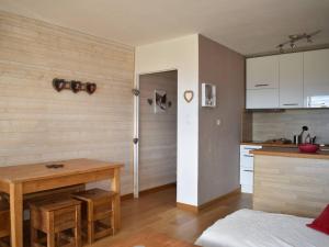 kuchnia ze stołem i jadalnią w obiekcie Appartement rénové 2 pièces cabine proche pistes avec balcon exposé sud - FR-1-592-55 w mieście Bolquere Pyrenees 2000 +5 zdjęć