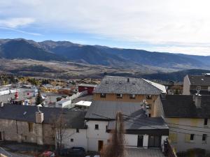 ein Blick auf eine Stadt mit Bergen im Hintergrund in der Unterkunft Studio Cabine au Centre, Accès Direct aux Pistes, WIFI, Parking - FR-1-580-86 in Font Romeu Odeillo Via + 2 Fotos