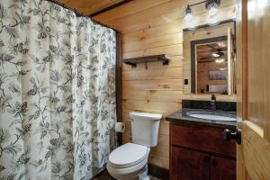 Koupelna v ubytování Bear Hollow Lodge HotTub FirePit GameRoom MORE + 42 fotografií