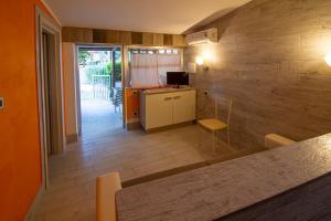 een keuken met een aanrecht en een tafel en een kamer bij Il Posto in Pulsano