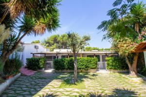 een huis met palmbomen en een binnenplaats bij Il Posto in Pulsano