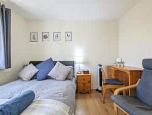 1 dormitorio con cama, escritorio y silla en Large 4-bedrooms & 3 Bath Townhouse, Free Parking en Liverpool