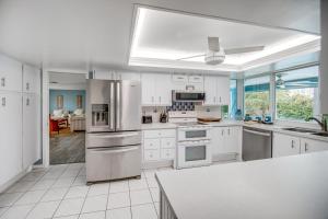Kuchyň nebo kuchyňský kout v ubytování Bright Fort Myers Home with Pool - 9 Mi to Beach!
