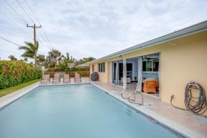 Bazén v ubytování Bright Fort Myers Home with Pool - 9 Mi to Beach! nebo v jeho okolí