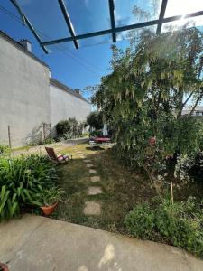 un jardín con un banco junto a un edificio en Maison Familiale avec Jardin !, en Lanester