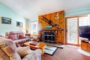 a living room with a couch and a fireplace at Relaxing on the River in Lincoln