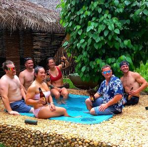 un gruppo di persone sedute in piscina di Atha Safari Resort & Riverside Camping a Udawalawe