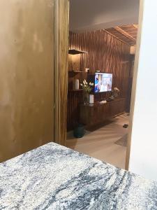 um quarto com uma porta que leva a uma sala de estar em RUDISH COTTAGE (COZY & PRIVATE) em Abuja