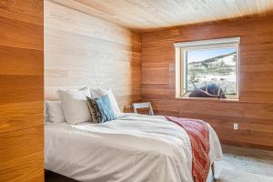 Кровать или кровати в номере Mariposa Cabin