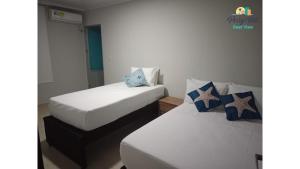 two beds sitting next to each other in a room at Apartamento cómodo y confortable in San Andrés